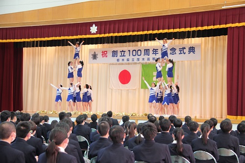 日本体育大学チアリーダー部による演技