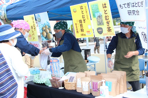 各店舗、長蛇の列