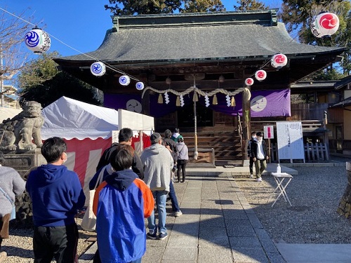 屋根の改修もすんだ拝殿