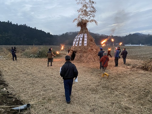 無病息災を願って点火