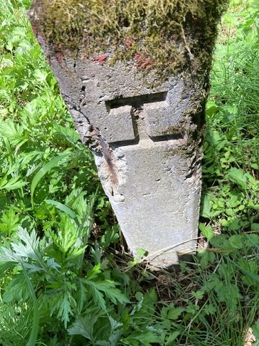 『工』の文字が刻まれている旧国鉄の石杭