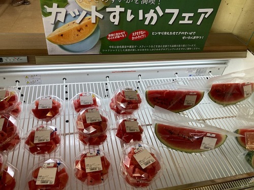 カットスイカも販売されています