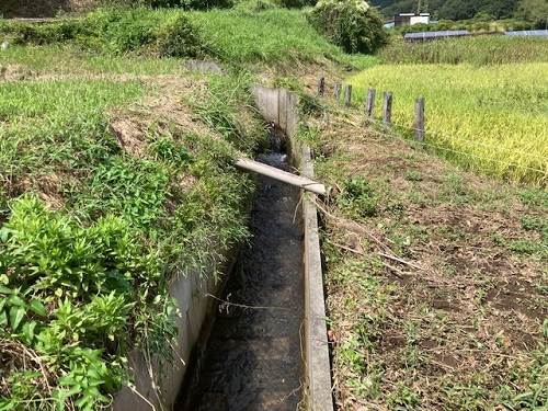 幅80cm、深さ100cmの水路が溢れた