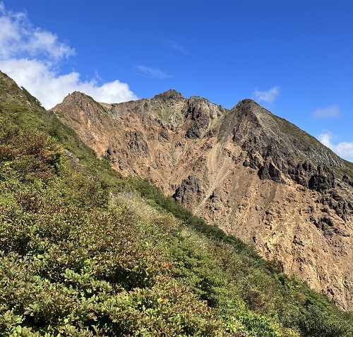 秋晴れの朝日岳