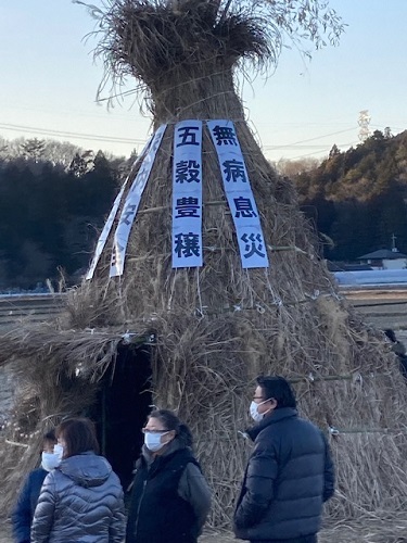 立派などんど小屋ができました