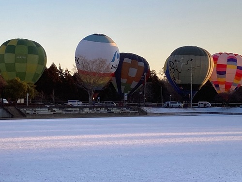 雪のグラウンドとバルーンと透き通った冬の空