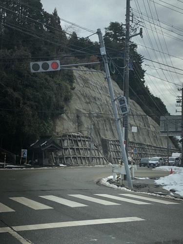 傾いた信号機（穴水町）