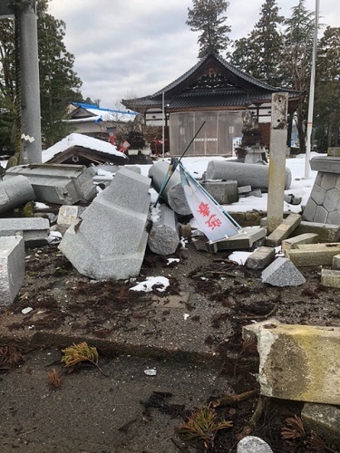 粉々になった神社の鳥居と狛犬（穴水町）