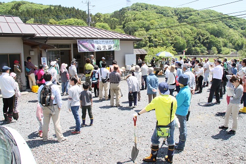 タケノコ堀りでのあいさつ(平成26年5月)