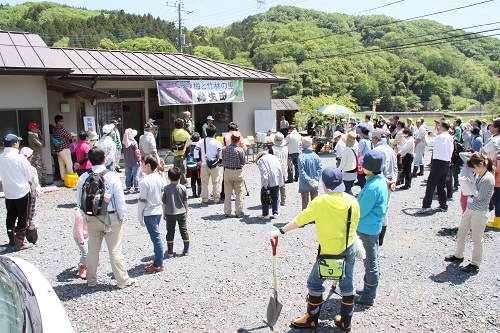 タケノコ堀りでのあいさつ（平成26年5月）