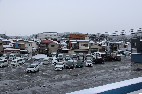 役場駐車場も早朝から雪かき