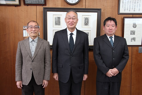 飯塚さん（左）と櫻井記者（右）