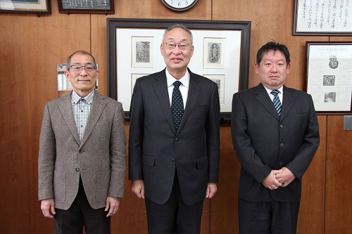 飯塚さん(左)と櫻井記者(右)