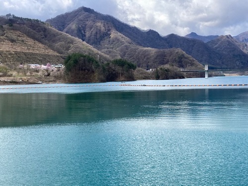 コバルト色の湖面の美しさに息を呑む