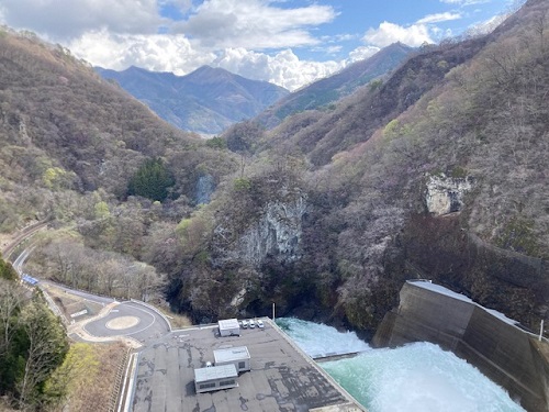 ダムの上から望む吾妻峡