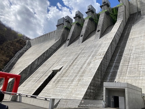 ダムの下から70mの放水路を見上げる