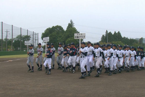 小雨模様でも元気に行進!