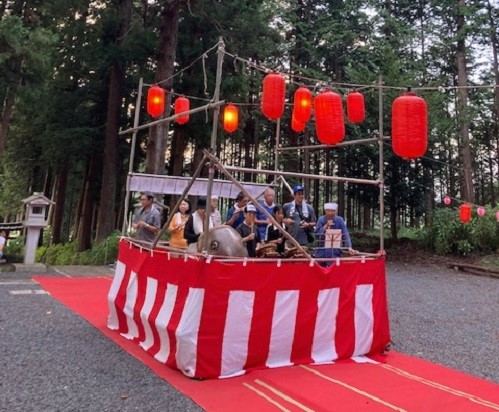 高雄神社の境内に造られた櫓