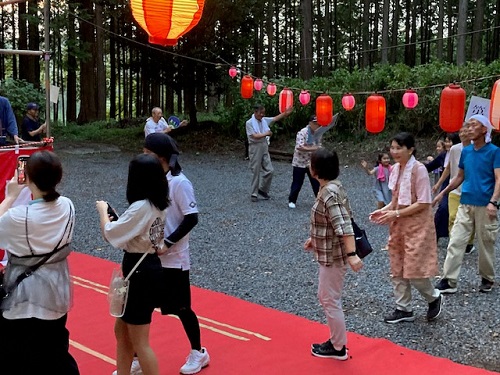 次第に踊りも熱を帯びてきました