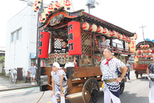 夏の日差しのもと、力強く町内を巡行しました