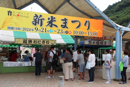 大人気の新米おにぎりの販売コーナー