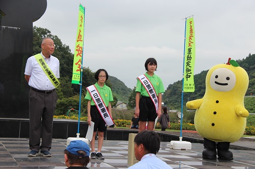 一日警察署長に任命された2人