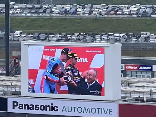 Moto2表彰式のプレゼンターを務めた