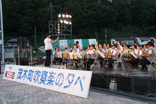 茂木小学校吹奏楽部の演奏に思わず口ずさみました