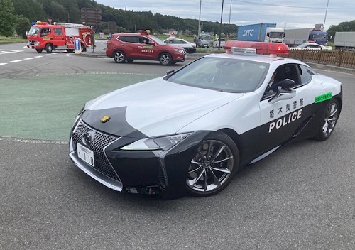 栃木県警が誇るレクサスパトカーが先導