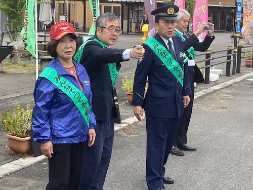 見送る福田署長さんと入野町長さん