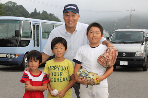 地元野球少年たちと一緒に