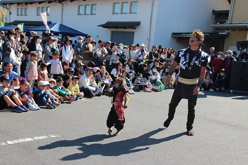 日光さる軍団の達者な芸に釘づけ