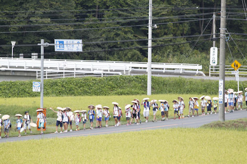 この炎天下に歩くのは、さぞや大変だっただろう