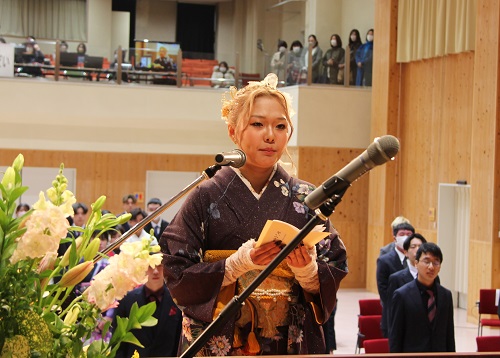 誓いの言葉を述べた髙田姫聖さん