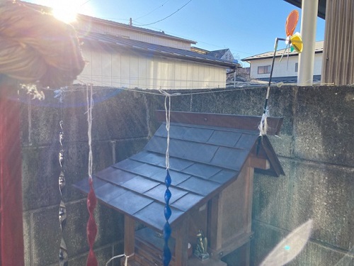 お稲荷さんの周りの鳥除けグッズは効果なし