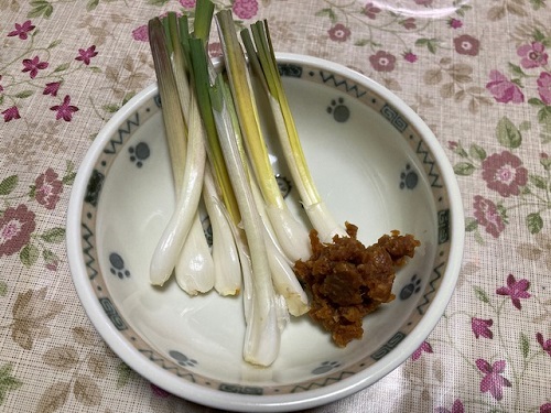 ラッキョウは味噌をつけて食べた