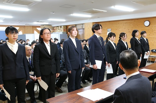 緊張の面持ちの新規採用職員