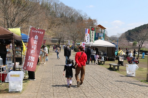 春の陽気で家族連れも多く訪れていた