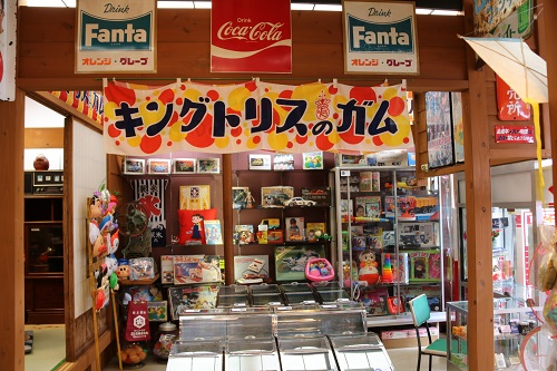 駄菓子屋さんを模した一角には懐かしのおもちゃも