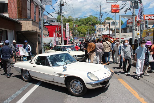 街中にずらりと並んだ貴重なクラシックカー
