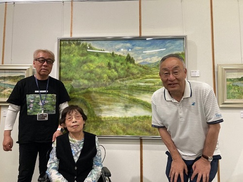 棚田の絵の前で 蛭町さんとご子息様