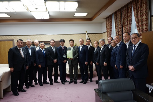 加藤財務大臣への要望活動も行った