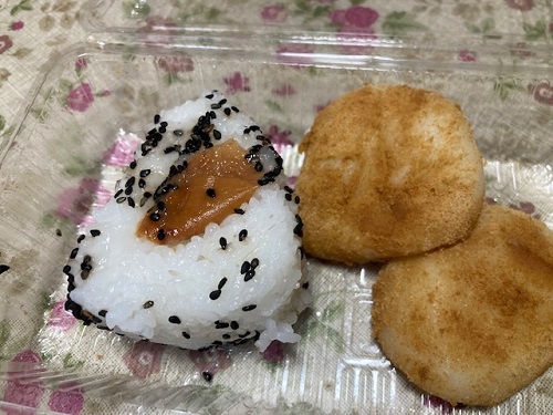 甲の女性陣が作るおにぎりと餅は絶品