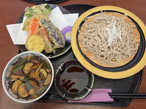 ナスのピリ辛つけ汁そばと野菜天ぷら