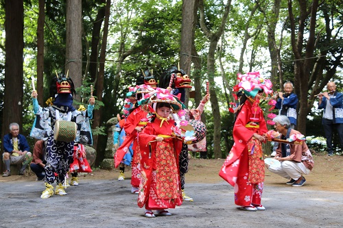 地元の子どもたちが演じました