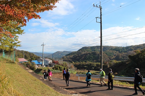紅葉の始まった里山を歩きました