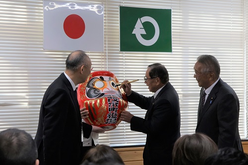 栗田農業委員会長と古田土議長とともにだるまに目を入れました