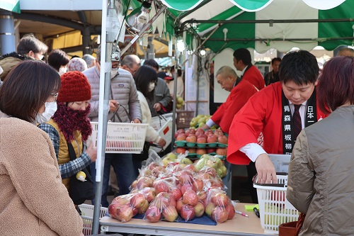 販売開始前から長蛇の列ができた板柳町のリンゴ販売