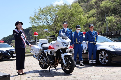 一日署長となった山口あやさん