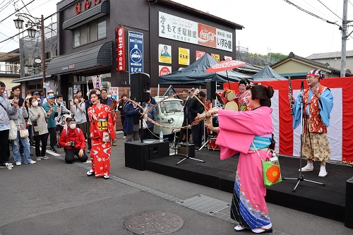 会場を大いに盛り上げてくれたチンドン屋さん